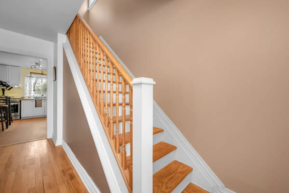 144 Viewmount Drive photo 3