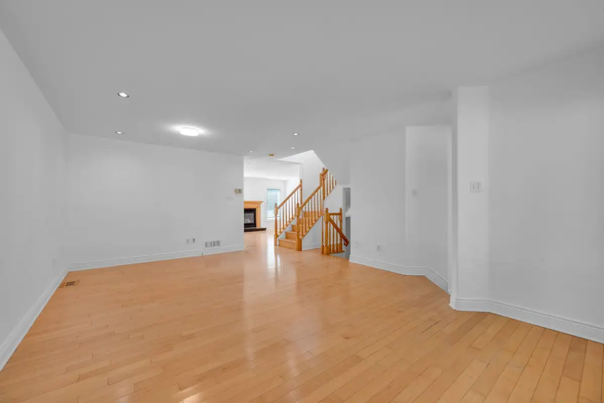 2269 Sandman Cres photo 4