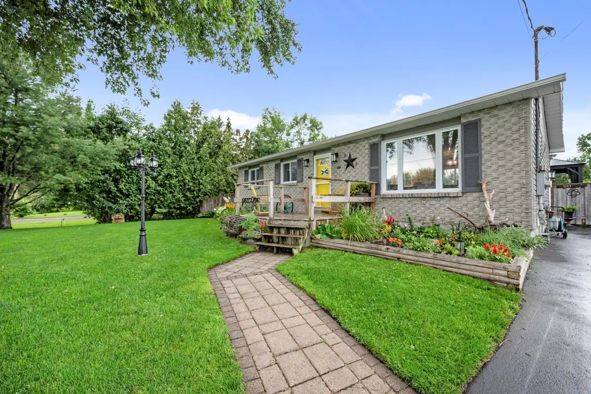 331 Wolfe Cres photo 2