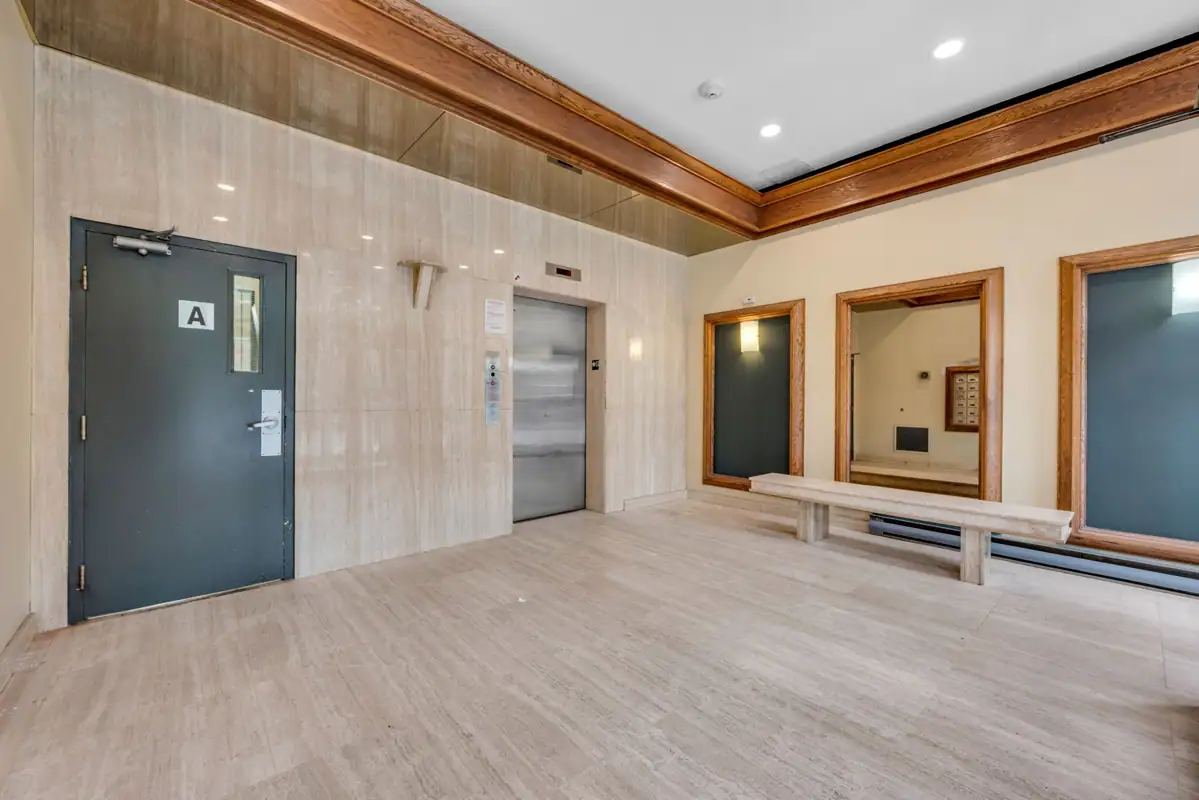 902 154 Nelson Street photo 3