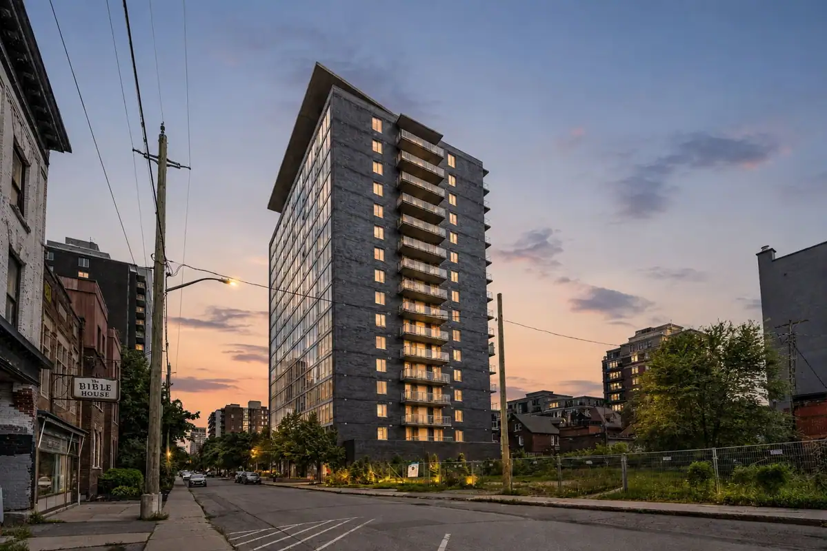 810 300 Lisgar Street photo 2