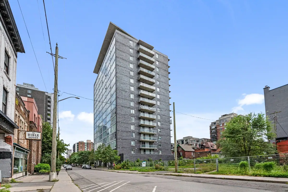 810 300 Lisgar Street photo 3