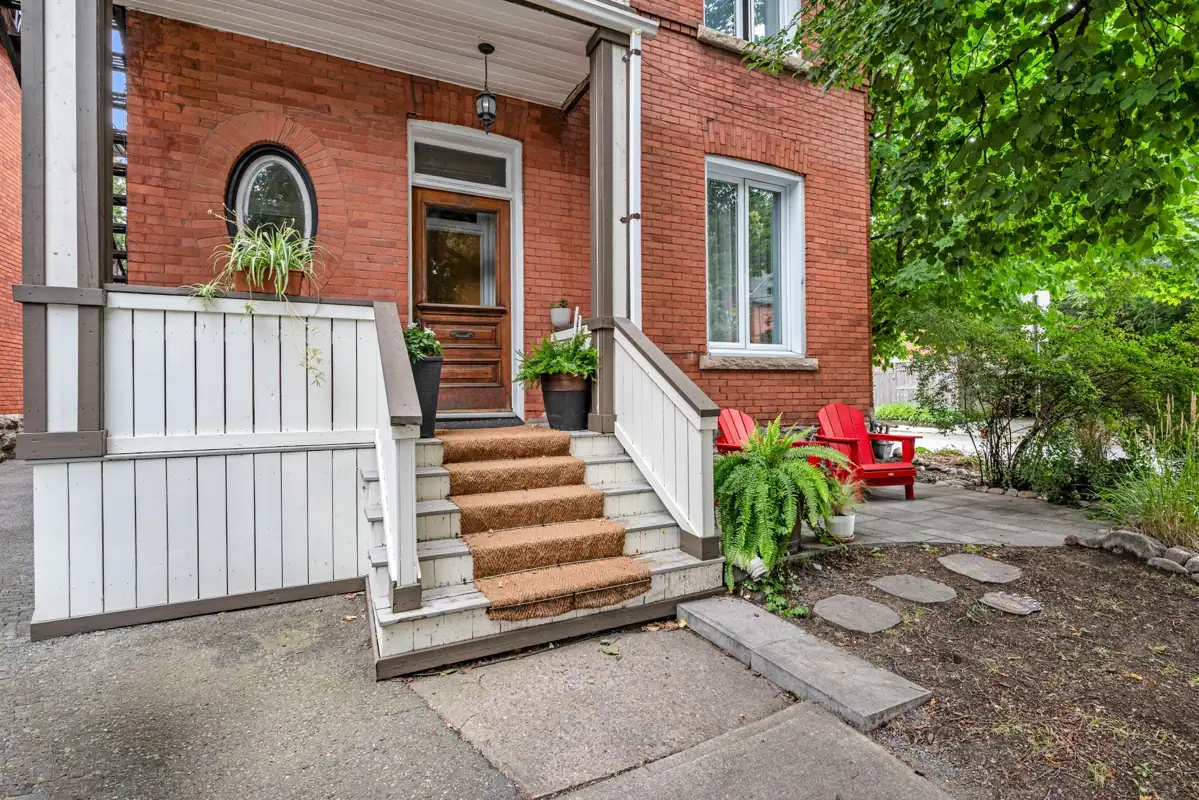 120 Strathcona Avenue photo 2