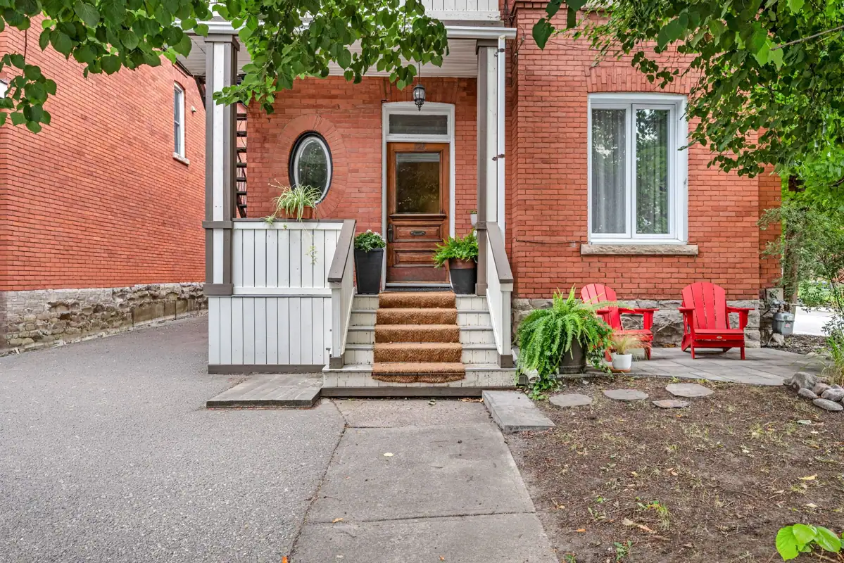 120 Strathcona Avenue photo 3
