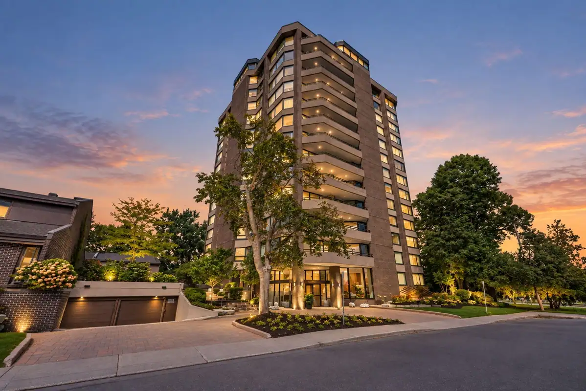 9B 300 Queen Elizabeth Driveway, Ottawa