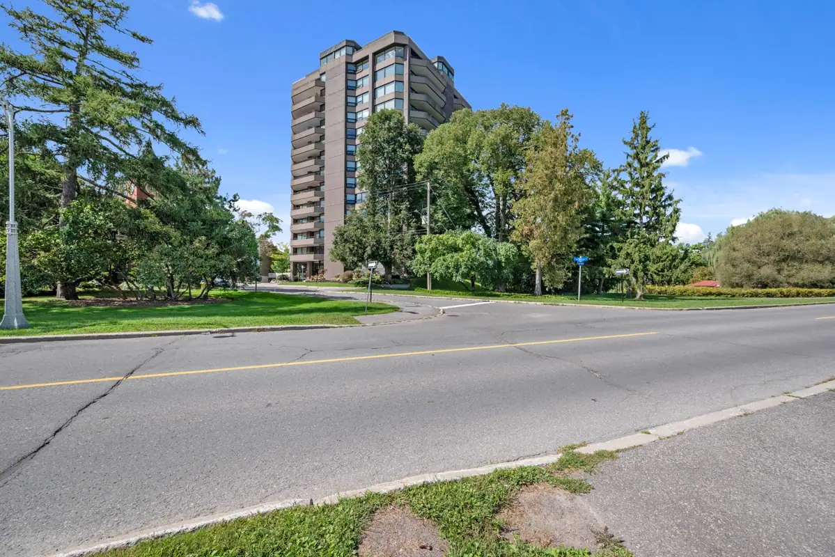 9B 300 Queen Elizabeth Driveway photo 2
