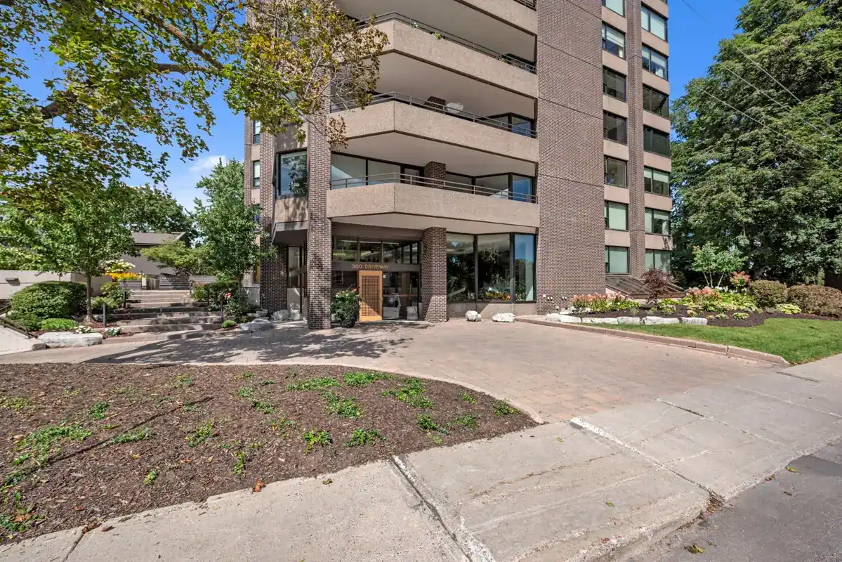 9B 300 Queen Elizabeth Driveway photo 4