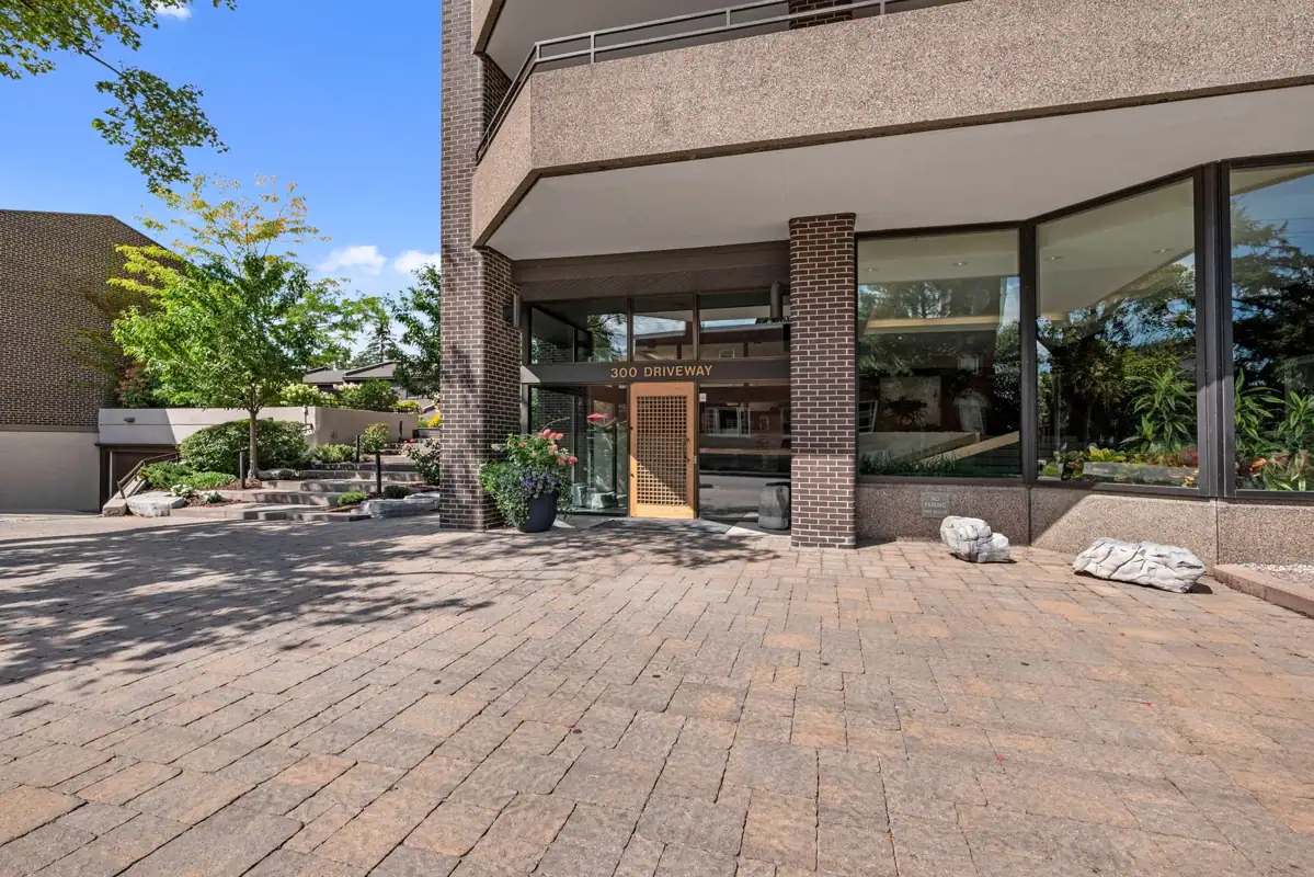 9B 300 Queen Elizabeth Driveway photo 5