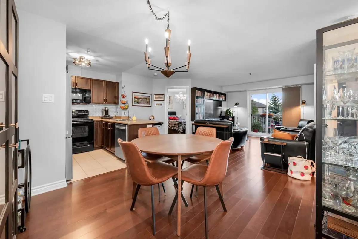 208 151 Potts Private photo 3